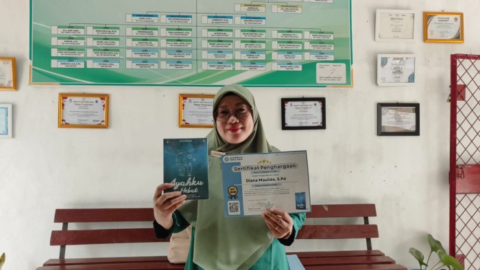 Harumkan Nama Daerah, Ibu Diana Maulida, S.Pd., Dari MTsN 1 Batang Hari Sabet Penghargaan Penulis Terbaik Nasional