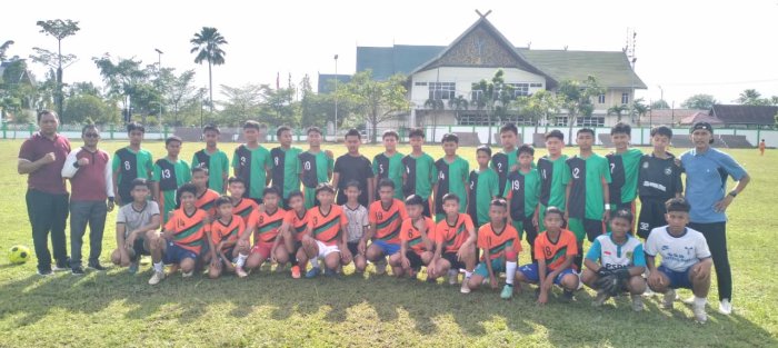 Jaga Silaturahmi, Tim Sepak Bola MTsN 1 dan MTsN 3 Batang Hari Gelar Laga Persahabatan di Alun-alun