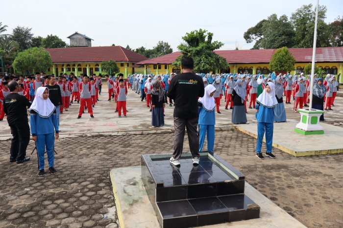 Semarak Hari Guru Nasional ke-80: MTsN 1 Batang Hari Gelar Senam Bersama Penuh Energi!