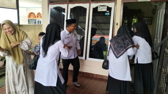 Pererat Silaturahmi, Kepala MTsN 1 Batang Hari Gelar Halal Bihalal di Kediaman Pribadi