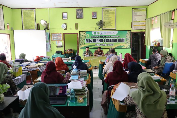 Mantapkan Persiapan Akademik dan Pembangunan Reformasi Birokrasi, MTsN 1 Batang Hari Gelar Rapat Koordinasi ASN