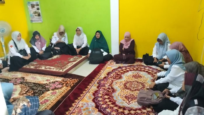 Wujudkan Rasa Empati, Keluarga Besar MTsN 1 Batang Hari Bertakziah ke Kediaman Ibu Husni Laili