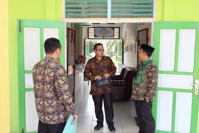 Kasubag TU Kemenag Batang Hari Pantau Pelaksanaan TKA Sesi 4 di MTsN 1 Batang Hari