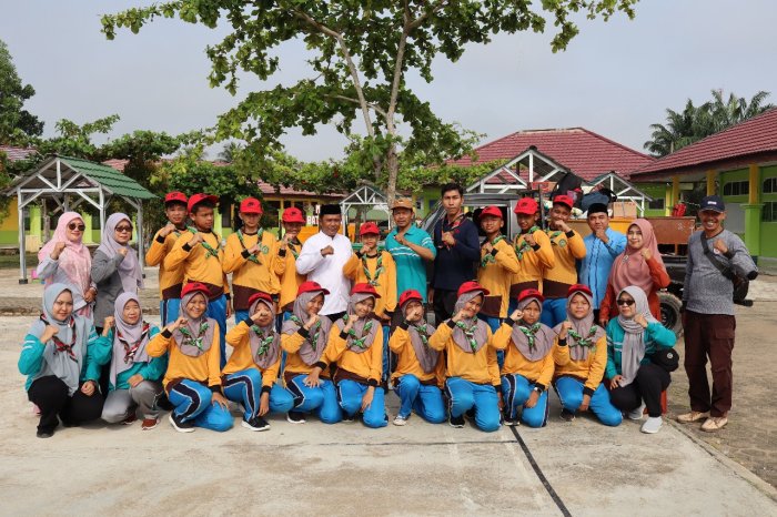 Kepala MTsN 1 Batang Hari Lepas Kontingen Pramuka ke JAMRAN 2025 Muara Bulian