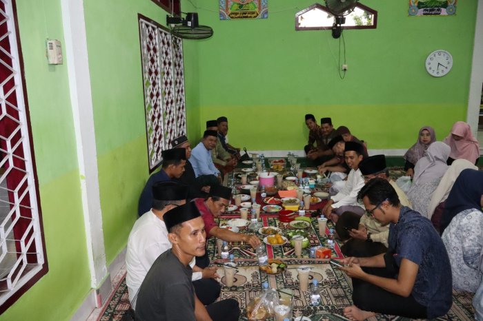 Pererat Tali Silaturahmi, Keluarga Besar MTsN 1 Batang Hari Gelar Buka Puasa Bersama di Musala Madrasah