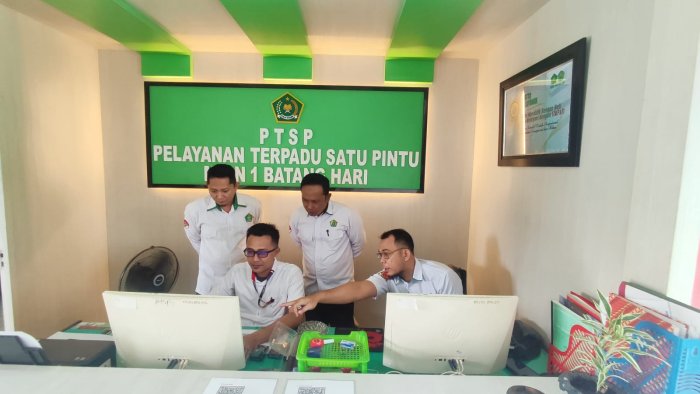 Gerak Cepat! Kepala MTsN 1 Batang Hari Pantau Langsung Peluncuran Link Pendaftaran PMBM 2026/2027