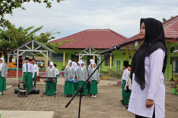 Tanamkan Karakter Mulia, Guru IPS MTsN 1 Batang Hari Pimpin Upacara Senin Pagi