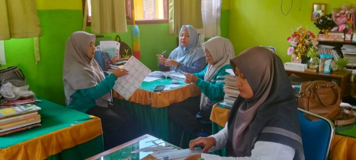 Wujud Sinergi, Panitia UM MTsN 1 Batang Hari Bahu-Membahu Persiapkan Kartu Ujian