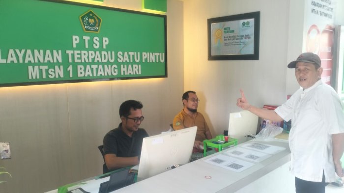 Meski Libur Semester, Staf TU MTsN 1 Batang Hari Tetap Berikan Layanan Prima