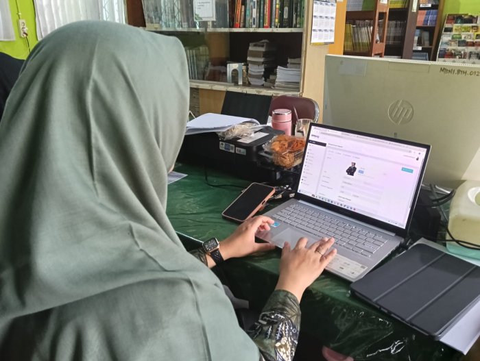 Update Data ASN! MTsN 1 Batanghari Aktif Lakukan Pembaruan Foto di SIMPEG5