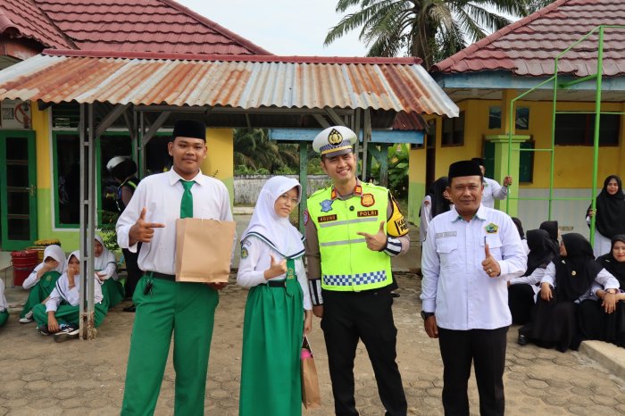 Cerdas dan Tangkas, Dua Siswa MTsN 1 Batang Hari Raih Doorprize dari Kasat Lantas Polres Batanghari