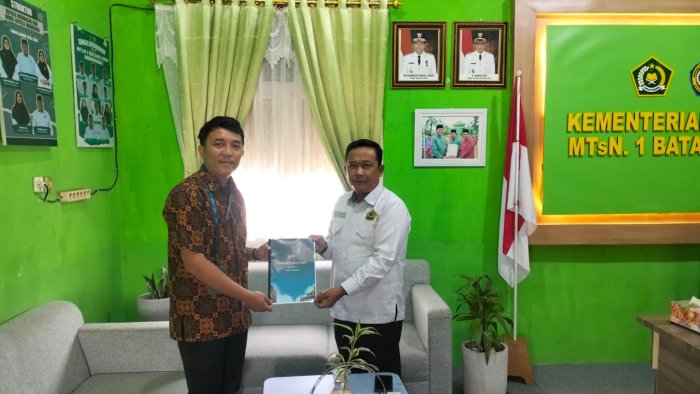 Sinergi Tingkatkan Mutu: Bimbel Ruangguru Serahkan Hasil Try Out TKA di MTsN 1 Batang Hari