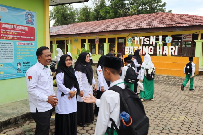 Cerminan Pemimpin Visioner, Bapak Doni Parizal Siap Bawa MTsN 1 Batang Hari Melaju Bersama Cerminan Pemimpin Visioner, Bapak Doni Parizal Siap Bawa MTsN 1 Batang Hari Melaju Bersama