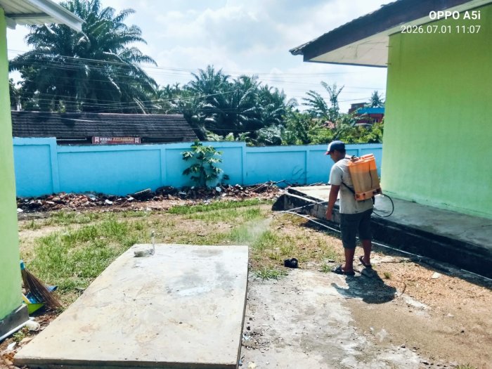 Jaga Keasrian Lingkungan Selama Libur Sekolah, MTsN 1 Batang Hari Lakukan Perawatan Intensif Bersihkan Rumput Liar Jaga Keasrian Lingkungan Selama Libur Sekolah, MTsN 1 Batang Hari Lakukan Perawatan Intensif Bersihkan Rumput Liar
