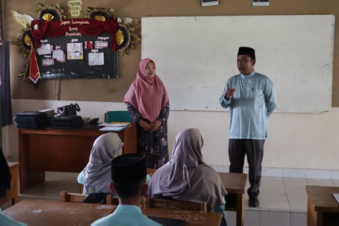 Pesan Mendalam Kepala MTsN 1 Batang Hari Saat Memantau Penyerahan SKL: Jaga Nama Baik Almamater! Pesan Mendalam Kepala MTsN 1 Batang Hari Saat Memantau Penyerahan SKL: Jaga Nama Baik Almamater!