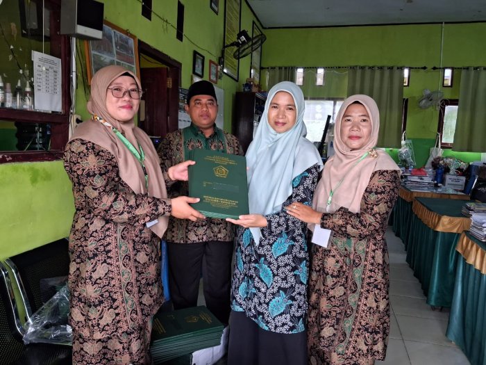 Waka Akademik MTsN 1 Batang Hari Serahkan Sampul Rapor Kepada Wali Kelas VII
