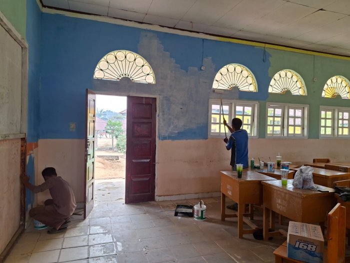 Semangat Kebersamaan, Paguyuban Orang Tua Kelas 7E MTsN 1 Batang Hari Gotong Royong Percantik Ruang Belajar Semangat Kebersamaan, Paguyuban Orang Tua Kelas 7E MTsN 1 Batang Hari Gotong Royong Percantik Ruang Belajar