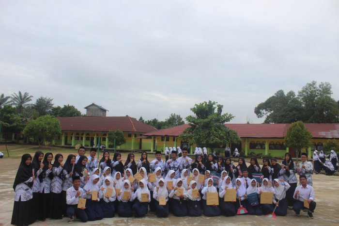 Adu Kreativitas Kelas : Penyerahan Hadiah Lomba Mading Hari Guru Nasional ke-80  MTsN 1 Batang Hari