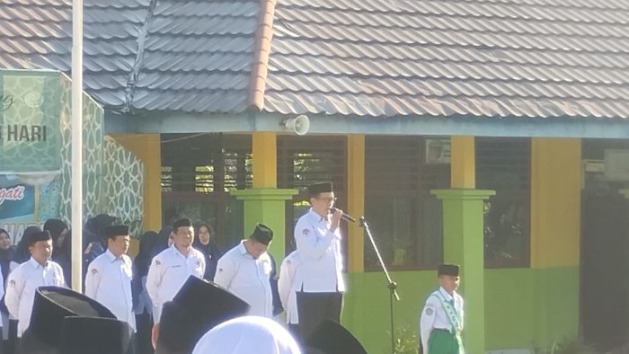 Bukan Lelahnya Belajar, Tapi Lelahnya Kebodohan: Amanat Pembina Upacara MTsN 1 Batang Hari Menginspirasi