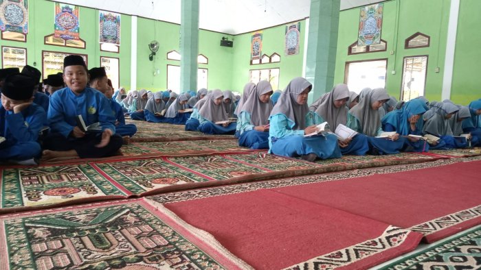 Memperkuat Iman dan Kebersamaan: MTsN 1 Batang Hari Rutin Gelar Pembacaan Yasin di Jumat Pagi