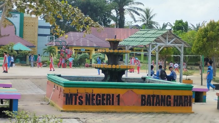 Voli dan Futsal Hangatkan Lapangan MTsN 1 Batang Hari Jelang Class Meeting