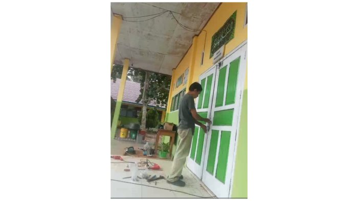 Tingkatkan Kenyamanan Belajar, MTsN 1 Batang Hari Lakukan Perbaikan Pintu Kelas yang Rusak