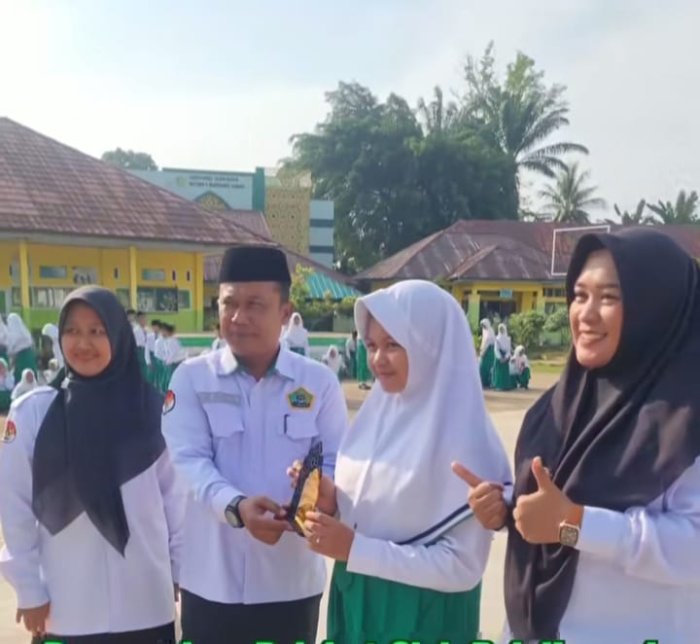 Kebanggaan Madrasah: Rifadhatul Asysuha Serahkan Plakat Juara MTQ Nasional kepada MTsN 1 Batang Hari