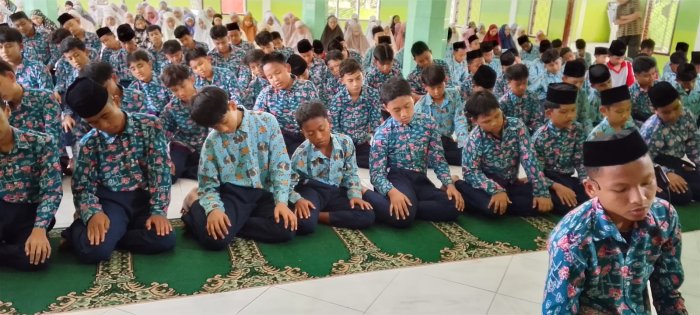 Pembiasaan Sholat Dzuhur Berjamaah di MTsN 1 Batang Hari