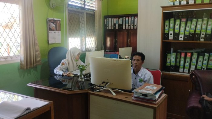Di Balik Sepinya Ruang Kelas, Staf TU MTsN 1 Batang Hari Setia Menjaga Roda Administrasi