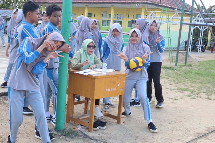 Uji Fisik dan Sportivitas: Keseruan Siswa MTsN 1 Batang Hari Taklukkan Ujian Praktik Penjas di Lapangan Utama Uji Fisik dan Sportivitas: Keseruan Siswa MTsN 1 Batang Hari Taklukkan Ujian Praktik Penjas di Lapangan Utama