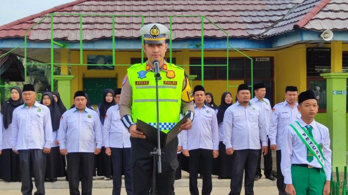 Kasat Lantas Polres Batanghari Pimpin Upacara di MTsN 1 Batang Hari, Tekankan Keselamatan Berlalu LIntas