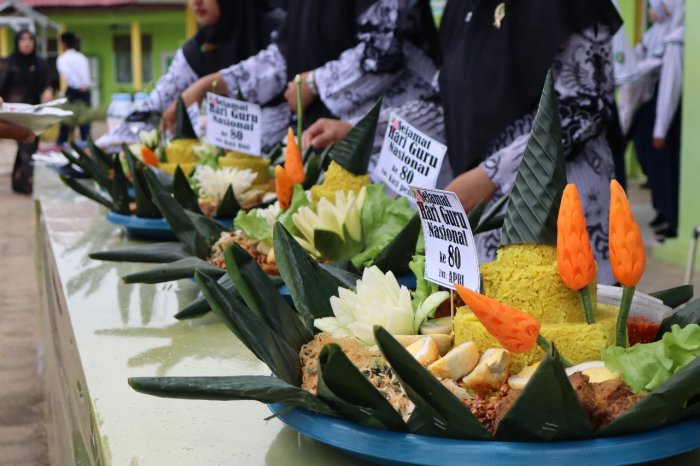 5 Tumpeng untuk Guru MTsN 1 Batanghari: Kemenag Beri Apresiasi Istimewa