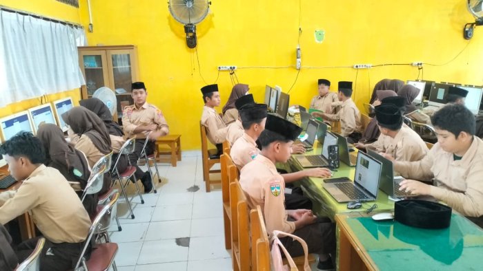 Fokus dan Mandiri, Potret Siswa MTsN 1 Batang Hari Bergelut dengan Soal TKA di Ruang Labor TIK