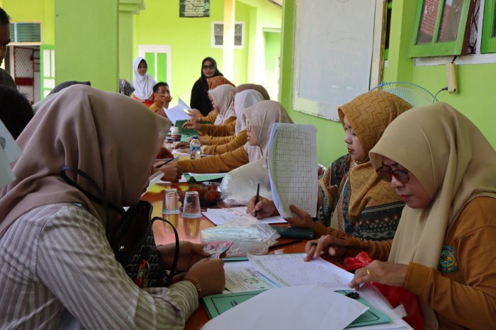 Kejar Tenggat Waktu, Intip Kesibukan Meja Panitia PMBM di Hari Terakhir Daftar Ulang MTsN 1 Batang Hari