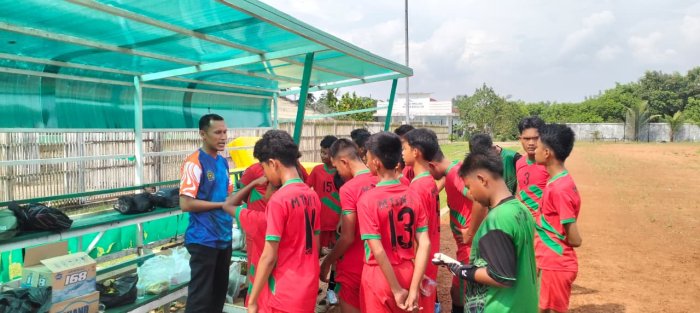 Arahan Taktis Pelatih Pak Dumrah Bakar Semangat Skuad Negsa. FC MTsN 1 Batang Hari