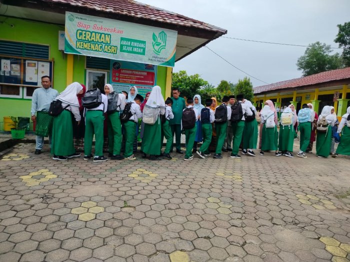 Tumbuhkan Karakter Humanis, MTsN 1 Batanghari Budayakan Tradisi 5S Sambut Siswa di Gerbang Madrasah