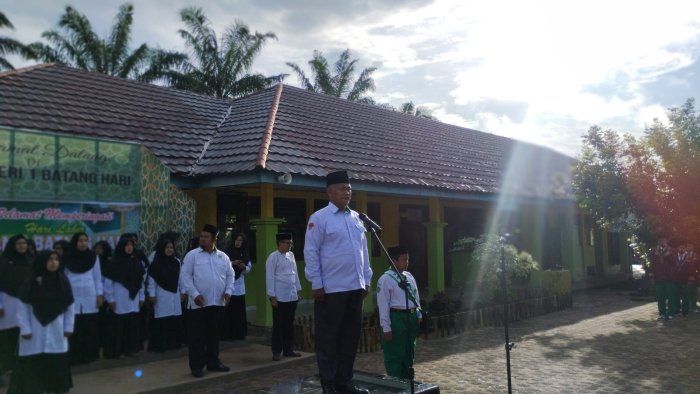 Senin Pagi di MTsN 1 Batang Hari: Upacara Bendera Ajak Siswa Jadi Pemuda Berintegritas dan Inovatif