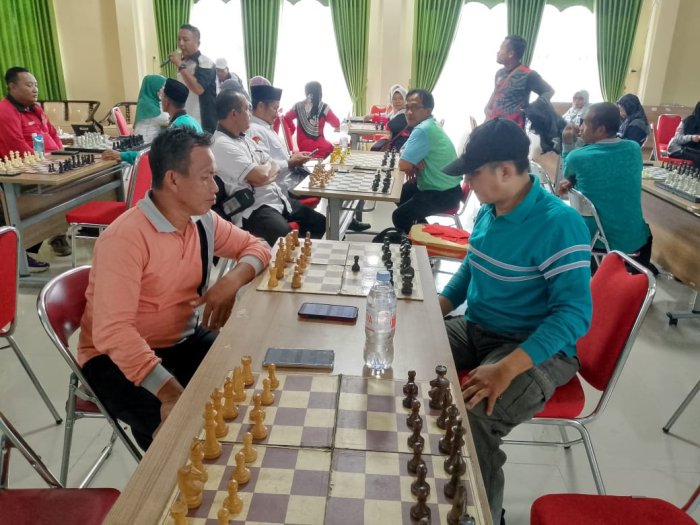 Keahlian Taktis di Meja Catur: Bapak Iskandar, S.Pd, Wakili MTsN 1 Batang Hari di Laga Catur Putra HAB Kemenag ke-80