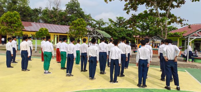 Teguhkan Barisan! Tim Gerak Jalan MTsN 1 Batang Hari Siap Semarakkan Pesta Kemerdekaan RI ke-81 Kab. Batang Hari