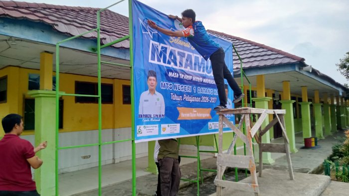 H-1 Jelang Orientasi, Panitia Pasang Spanduk MATAMUDA di Lapangan Utama MTsN 1 Batang Hari H-1 Jelang Orientasi, Panitia Pasang Spanduk MATAMUDA di Lapangan Utama MTsN 1 Batang Hari