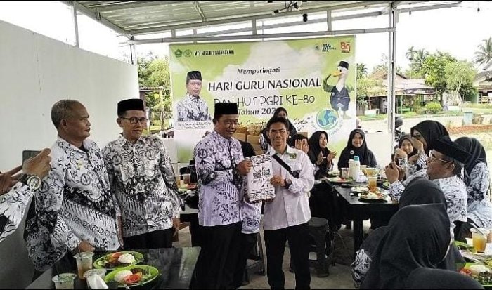 MTsN 1 BAtang Hari Apresiasi Pengabdian Bapak Khotib Huzuaini Lewat Penghargaan Khusus