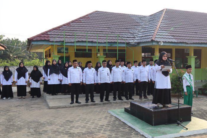 Tingkatkan Disiplin dan Semangat Berprestasi, Waka Akademik Pimpin Upacara Senin Pagi di MTsN 1 Batang Hari