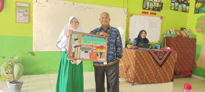 Apresiasi Bakat Muda! Waka Humas MTsN 1 Batang Hari Beri Hadiah untuk Poster Hari Guru Karya Alya Dhafia Al Hafna
