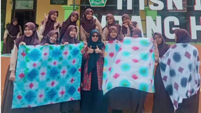 Siswa Kelas IX MTsN 1 Batang Hari Ciptakan Motif Tie-Dye yang Memukau