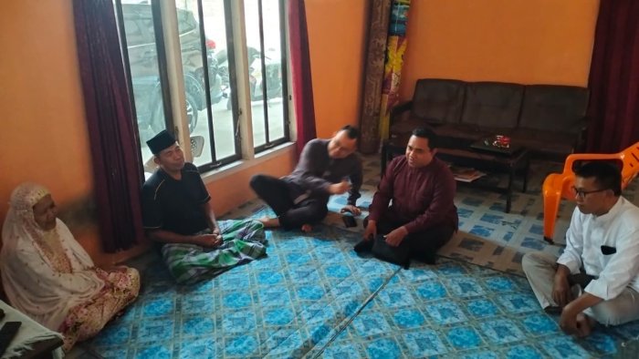 Wujud Kepedulian Sesama, Bidang Sosial MTsN 1 Batang Hari Jenguk Orang Tua Staf di Kediamannya