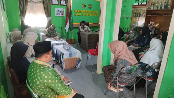 Mantapkan Kedisiplinan dan Kualitas, Kepala MTsN 1 Batang Hari Gelar Rakor Bersama Seluruh Wali Kelas