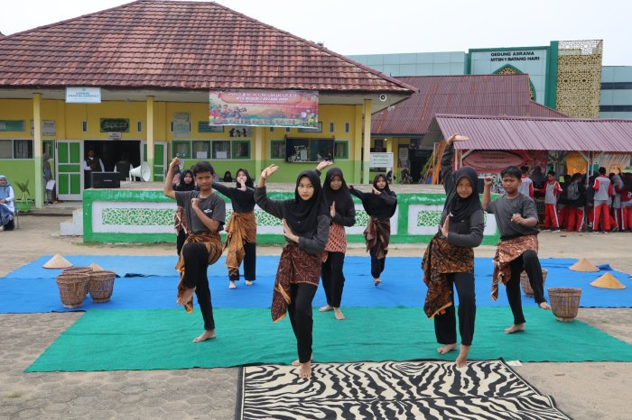 Pukau Penonton! Ragam Tarian Nusantara Siswa MTsN 1 Batang Hari Warnai Kemeriahan Projek Kokurikuler Pukau Penonton! Ragam Tarian Nusantara Siswa MTsN 1 Batang Hari Warnai Kemeriahan Projek Kokurikuler