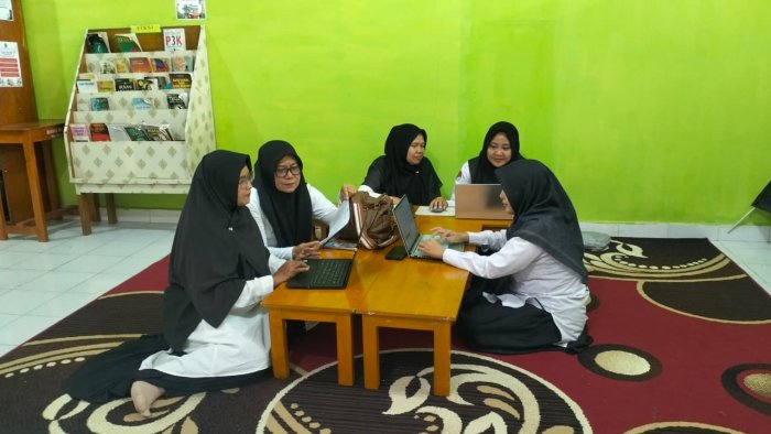 Dra. Adri Yanti Pimpin Pemantapan Dokumen Tata Laksana MTsN 1 Batang Hari Jelang Penilaian ZI Tahap II