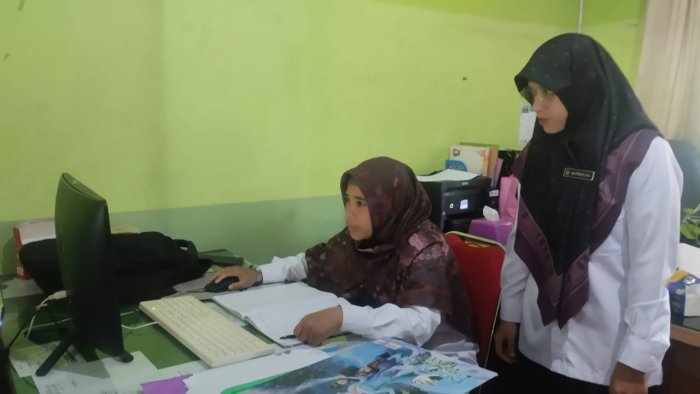Percepat Keakuratan Data, PLH TU dan Operator EMIS MTsN 1 Batang Hari Lakukan Validasi Siswa