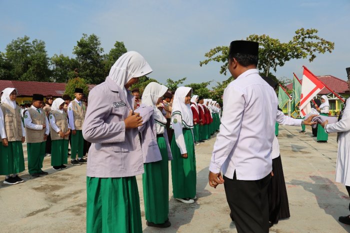 Perkuat Budaya Sehat, MTsN 1 Batang Hari Kukuhkan Pengurus UKS Baru